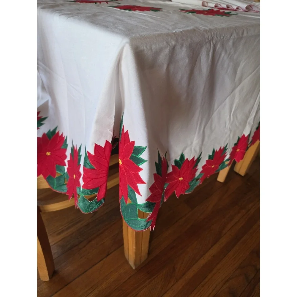 Poinsettas 66 Round Tablecloth White Red & Green Scalloped Edge 8 Napkins Retro